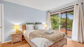 4 bedrooms, desk, iron/ironing board, free WiFi