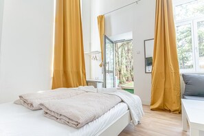 Iron/ironing board, travel cot, WiFi, bed sheets