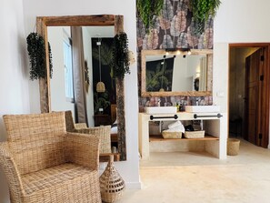 Villa de lujo, patio, vista al jardín | Caja de seguridad en la habitación y decoración personalizada 