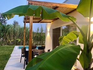 Villa de lujo, patio, vistas al jardín | Terraza o patio