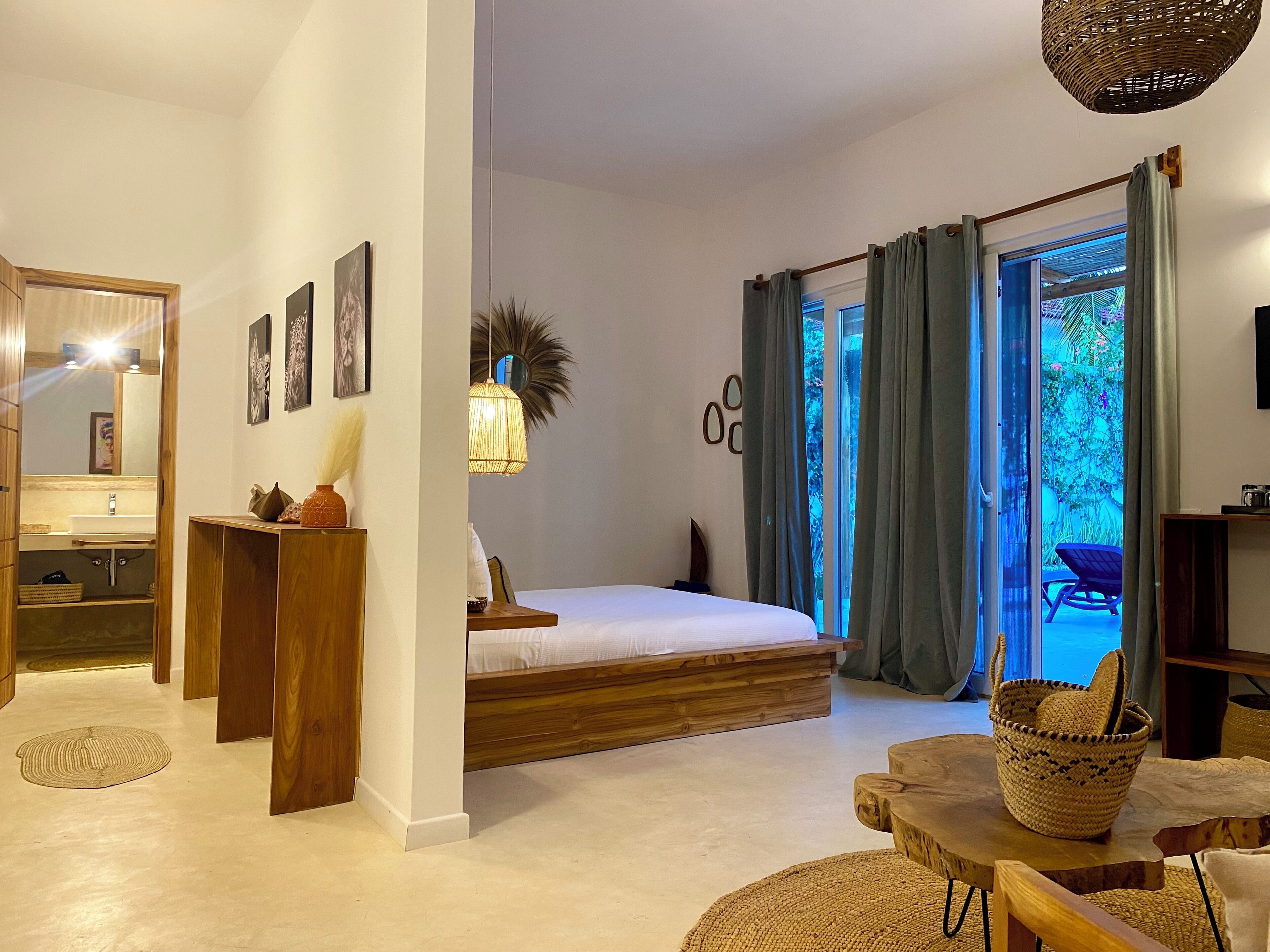 Luksusvilla, terrasse, sjøutsikt | Safe på rommet, individuelt dekorert og individuelt innredet