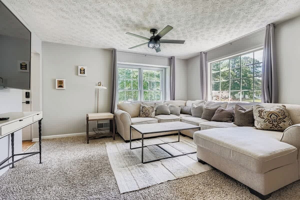 Televisión, chimenea y oficina 