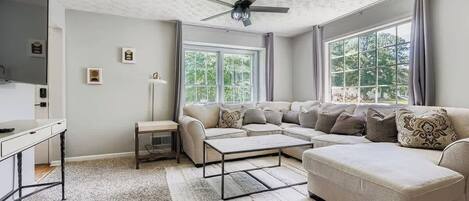 Televisie, een open haard en een kantoor