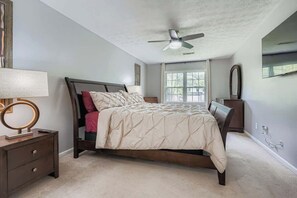 4 Schlafzimmer, Schreibtisch, Bügeleisen/Bügelbrett, WLAN