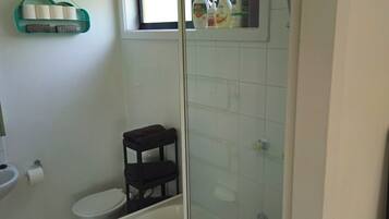 Haartrockner, HandtĂŒcher, Seife, Toilettenpapier