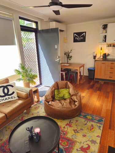 Quiet, peaceful northcote 1 bedroom unit