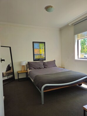 1 غرفة نوم ومكواة/لوح كي وواي فاي وملاءات أسرّة