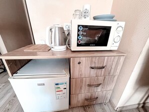 Standard Apartment | Private kitchen | Mini-fridge, microwave, stovetop, cookware/dishes/utensils
