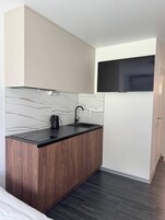 Frigobar, microondas, placa de cocina, tetera/pava eléctrica