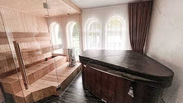 Luxury Studio | Bathroom | Shower, free toiletries, hair dryer, slippers
