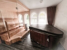 Luxury Studio | Bathroom | Shower, free toiletries, hair dryer, slippers
