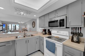 Een koelkast, een magnetron, een oven, een kookplaat