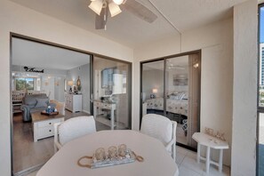 Een moderne slaapkamer met een groot bed, een nachtkastje en een raam.