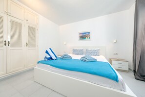 1 habitación, caja de seguridad en la habitación y escritorio