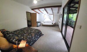 3 slaapkamers, een bureau, een strijkplank/strijkijzer, reisbedje