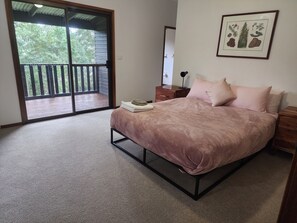 3 chambres, bureau, fer et planche à repasser, lit parapluie