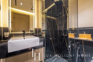 Apartment, Balkon, Kanalblick | Badezimmer | Handtücher, Seife, Shampoo, Toilettenpapier