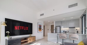 Departamento, balcón, vista al canal | Área de sala de estar