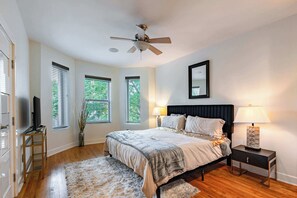 3 habitaciones, tabla de planchar con plancha, wifi y ropa de cama 