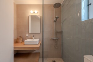 Douche, sèche-cheveux, bidet, serviettes fournies