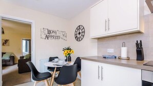 Apartment | In-room dining - 274 Walthall Street (Crewe)