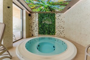 Een bubbelbad, een stoombad, massagebehandelingen