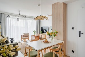 Premium appartement, kitchenette, aan het strand | Een laptopwerkplek, een strijkplank/strijkijzer, gratis wifi