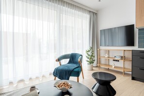 Departamento Premium, cocineta, junto a la playa | Espacio para trabajar con laptop y tabla de planchar con plancha 