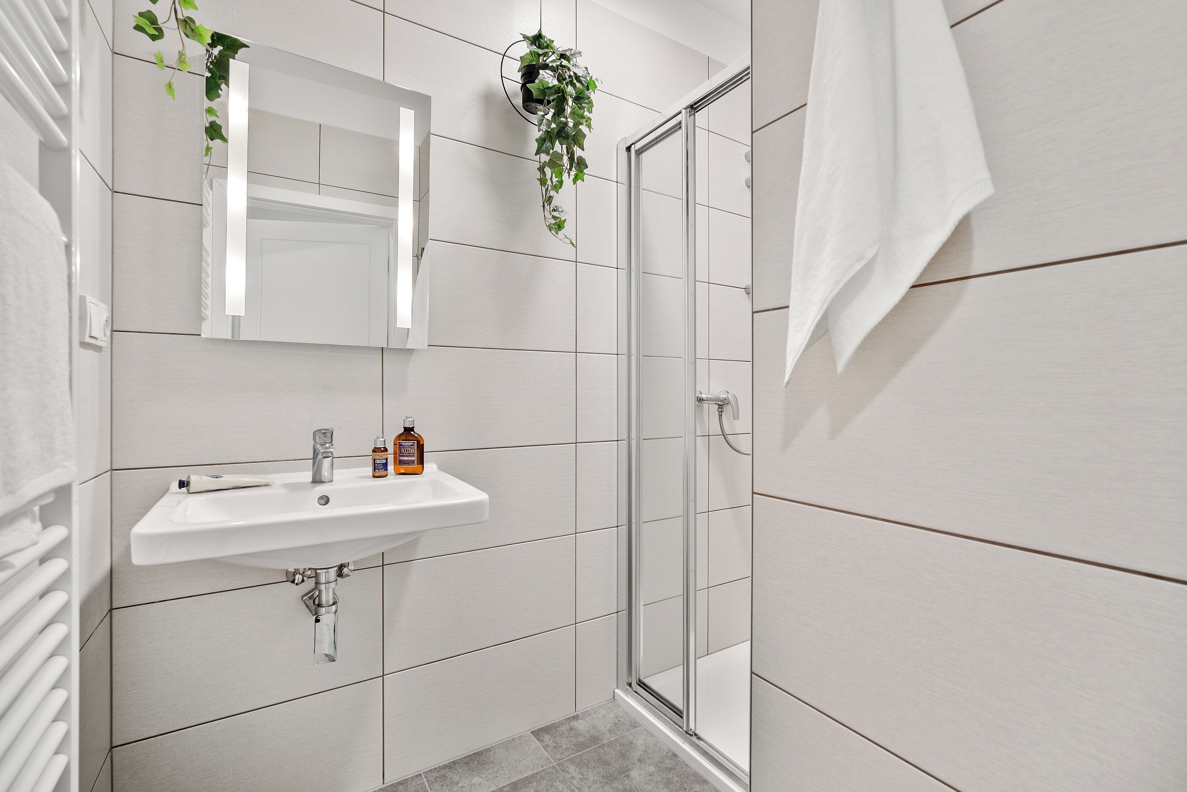 Comfort Apartment | Bathroom | Shower, free toiletries, hair dryer, slippers