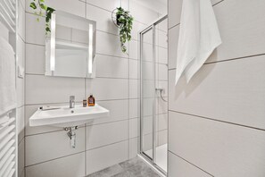Lägenhet Comfort | Badrum | Dusch, gratis toalettartiklar, hårtork och tofflor
