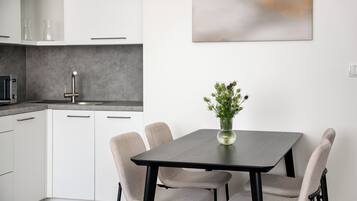 Superior Apartment | Private kitchen | Fridge, microwave, oven, stovetop