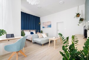 Deluxe Apartment | Desk, blackout drapes, free WiFi