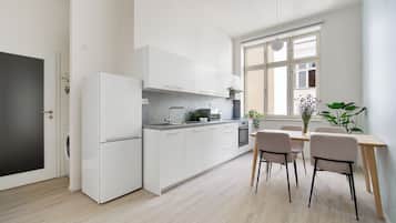 Deluxe-lejlighed | Privat køkken | Køleskab, mikrobølgeovn, ovn, kogeplade