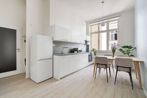 Deluxe Apartment | Private kitchen | Fridge, microwave, oven, stovetop