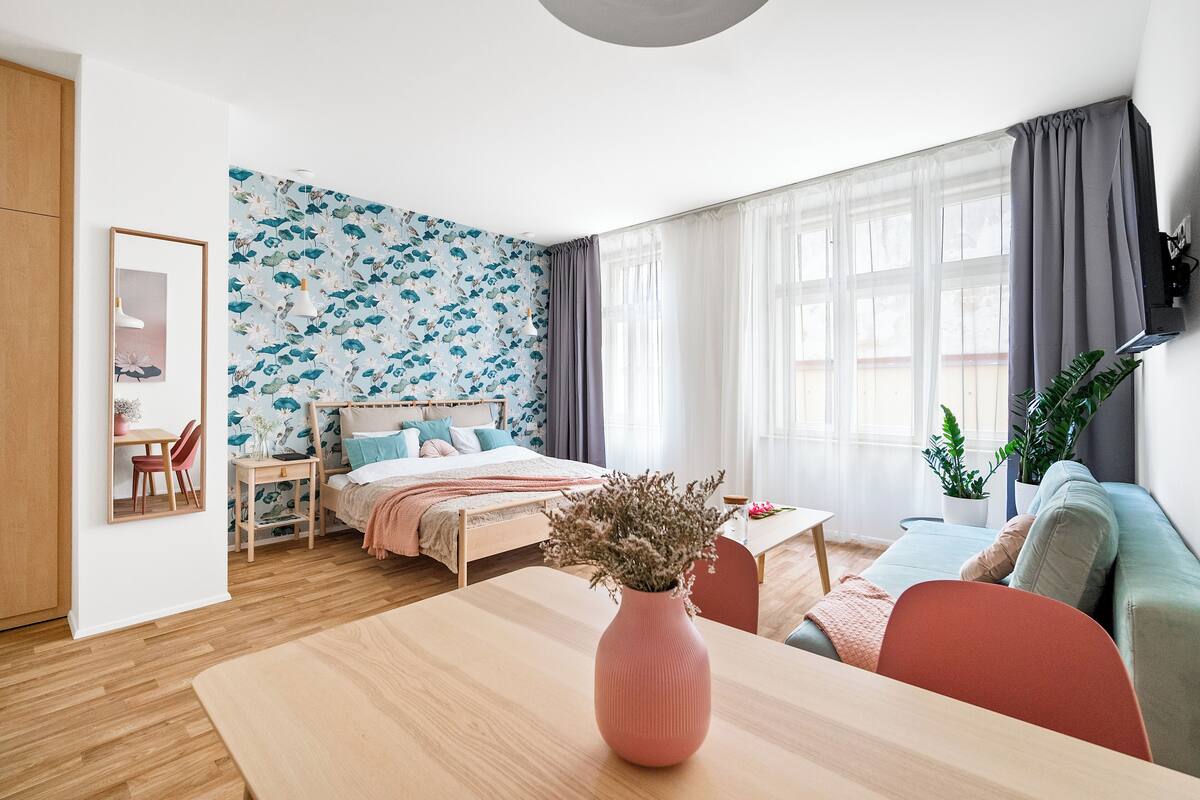 City Apartment | Desk, blackout curtains, free WiFi