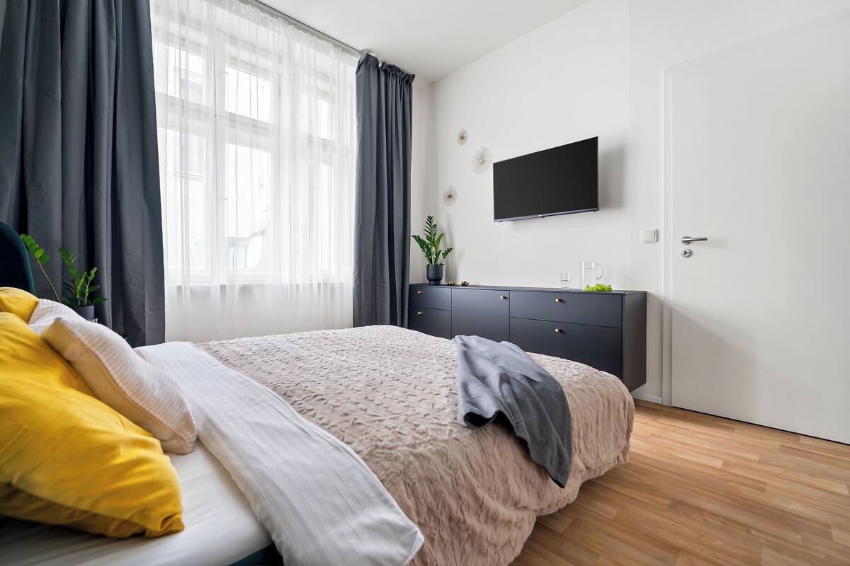 Classic Apartment | Desk, blackout curtains, free WiFi