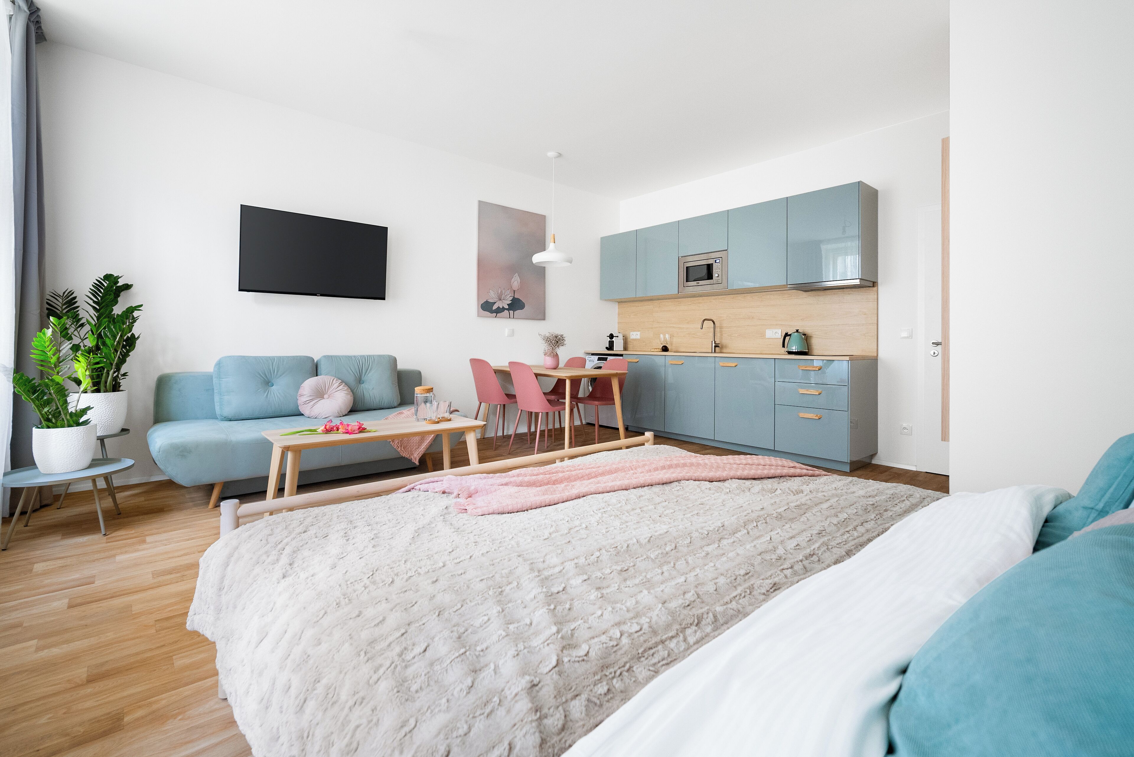 City Apartment | Desk, blackout drapes, free WiFi