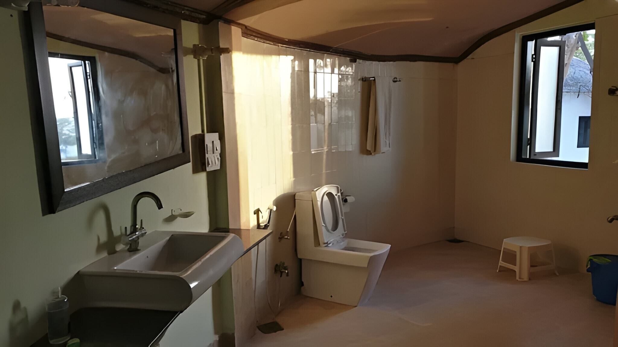 Baño con lavabo, inodoro y espejo.