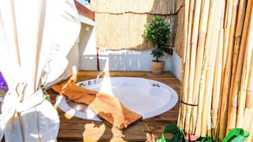 Habitación doble romántica, tina, vista a la ciudad | Terraza o patio