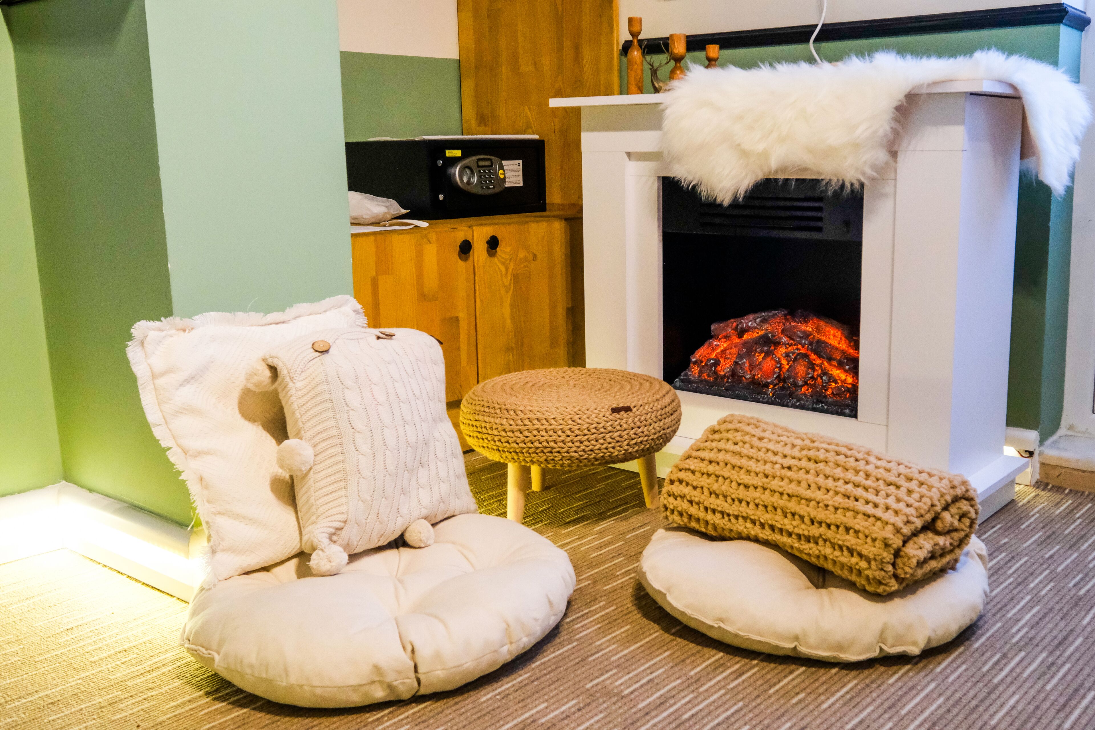 Luksus-dobbeltrom, peis, byutsikt | Sengetøy av topp kvalitet og senger med Select Comfort-madrass