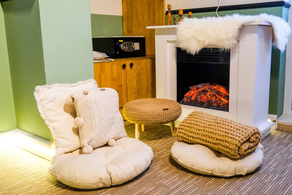 Luksus-dobbeltrom, peis, byutsikt | Sengetøy av topp kvalitet og senger med Select Comfort-madrass