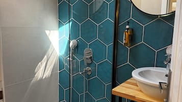 Habitación Deluxe doble, vistas a la ciudad | Baño | Ducha, artículos de higiene personal gratuitos y secador de pelo