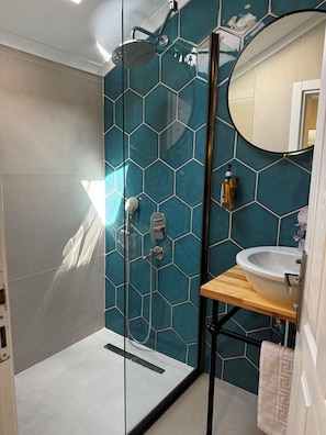 Quarto casal luxo, vista para a cidade | Banheiro | Chuveiro, produtos de toalete grátis, secador de cabelo