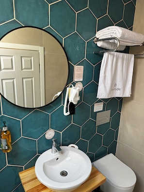 Quarto casal luxo, vista para a cidade | Banheiro | Chuveiro, produtos de toalete grátis, secador de cabelo