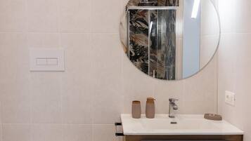 Doppel- oder Zweibettzimmer, Balkon | Badezimmer