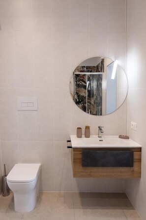 Kamer, 1 twee- of 2 eenpersoonsbedden, balkon | Badkamer | Een douche, een haardroger, handdoeken, zeep