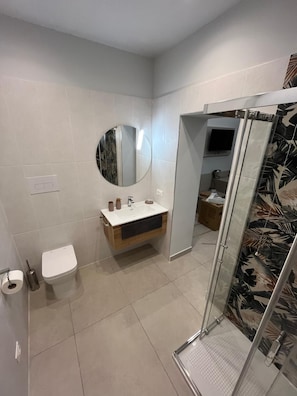 Ducha, secador de pelo, toallas, jabón