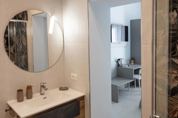 Kamer, 1 twee- of 2 eenpersoonsbedden, balkon | Badkamer | Een douche, een haardroger, handdoeken, zeep