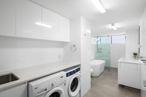 Hair dryer, towels, soap, shampoo - Peninsula Beachfront 2BR Stay (Surfers Paradise)