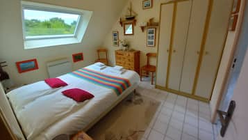 5 bedrooms, iron/ironing board, WiFi, bed sheets